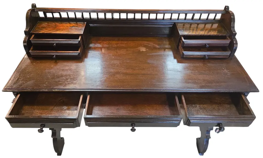 Foto de um(a) Escrivaninha Imperial Anos 60 em Madeira Nobre, da categoria de Escrivaninhas e Mesas de escritório. Uma peça de autoridade para o seu escritório ou home office. Esta escrivaninha é um exemplar magnífico do design Imperial... Mostrado de uma perspectiva diferente. Vendido no marketplace Trésors.