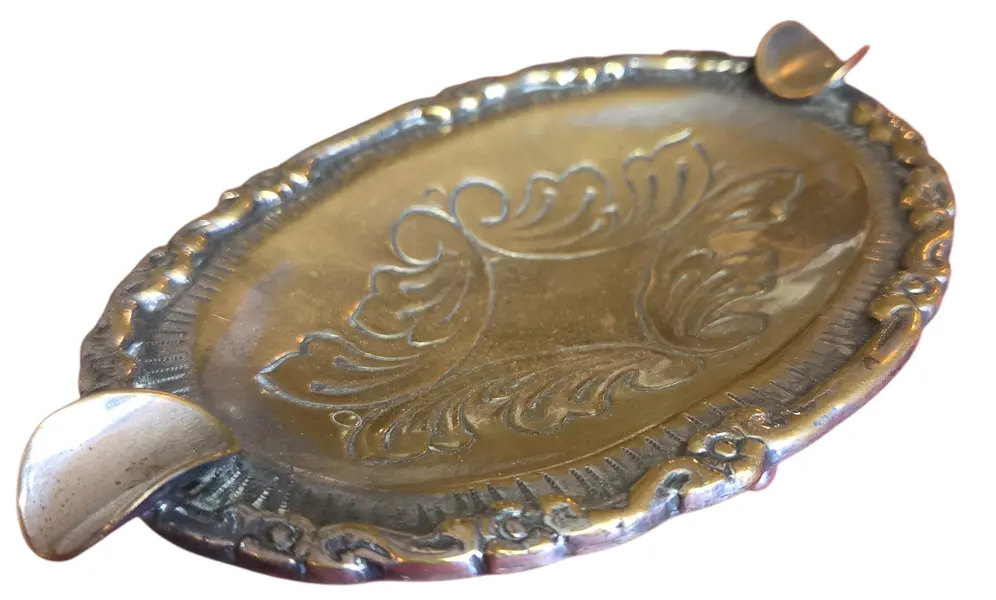 Foto de um(a) Cinzeiro Ornamentado em Metal, da categoria de Cinzeiros. Uma peça que exala sofisticação e história. Este cinzeiro oval em metal apresenta um rico trabalho de ornamentação, com... Mostrado de uma perspectiva diferente. Vendido no marketplace Trésors.