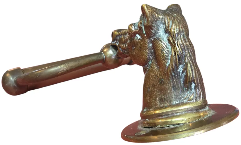 Foto de um(a) Antigo Suporte de Papel Higiênico em Bronze Maciço – Cabeça de Cavalo, da categoria de Suportes decorativos. Apresentamos um item de decoração funcional e cheio de personalidade: um suporte para papel higiênico confeccionado... Mostrado de uma perspectiva diferente. Vendido no marketplace Trésors.